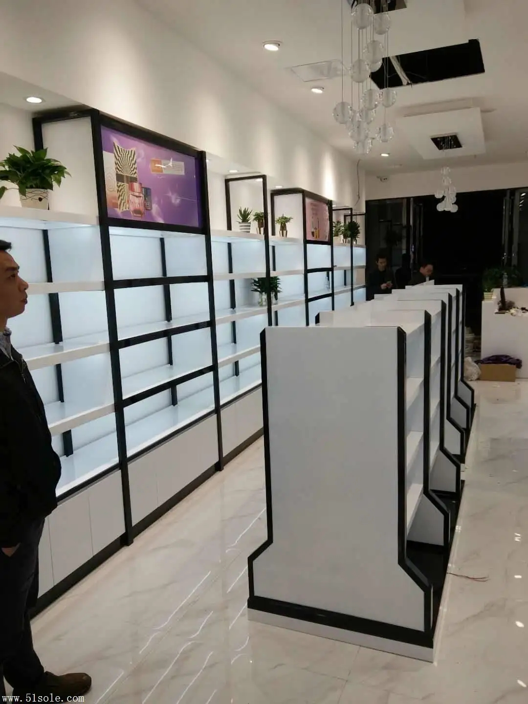 化妝品展柜的保養(yǎng)方法有哪些？